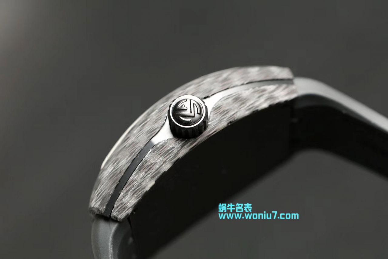 法穆兰FRANCK MULLER复刻高仿再创新作V45在夜幕低垂之时，Vanguard Carbon  fibre 展现充满未来感的外型，令人耳目一新 / FL026