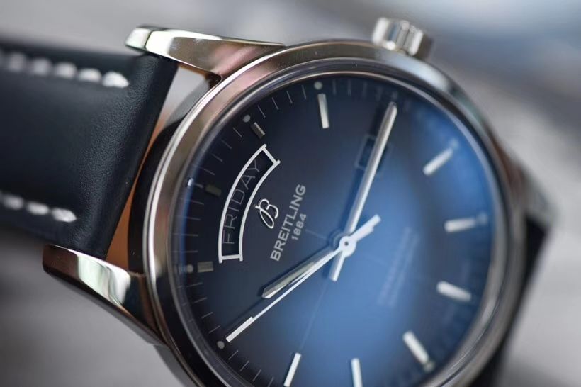 【视频评测复刻表和正品表的区别】V7出品百年灵越洋系列星期日历款超级副本 / BL100