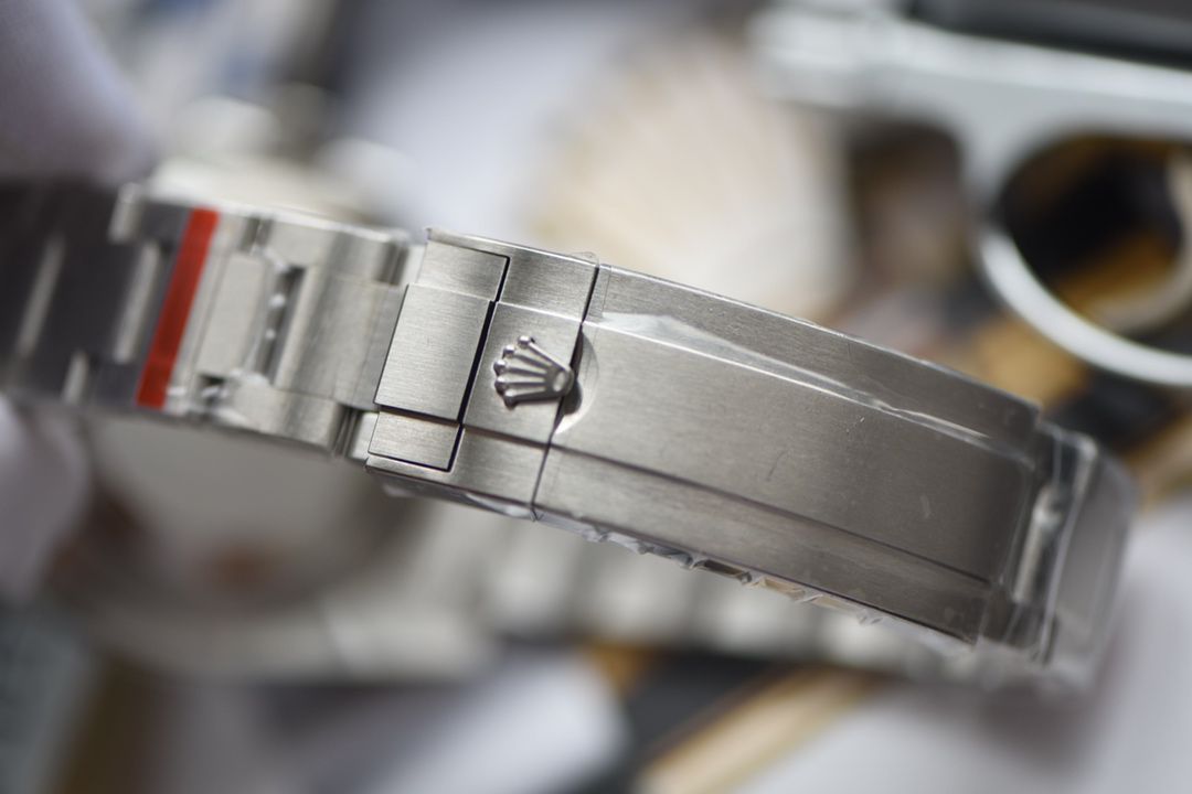 【视频评测最完‎美复刻高仿​Rolex绿水鬼‎SUBN厂V10升​级版】劳力士潜航者型系列116610LV-97200绿盘腕表 / R392