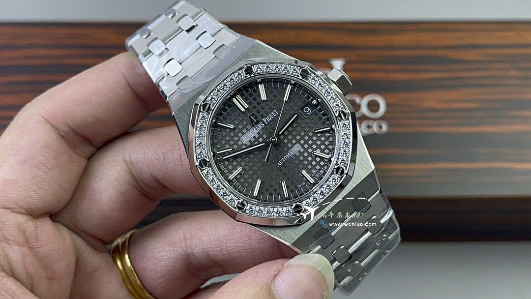 APS爱彼皇家橡树复刻高仿腕表15451ST.ZZ.1256ST.03，15451ST. ZZ.1256ST.01，15451ST.ZZ.D011CR.01，15451ST.ZZ.1256ST.02 / AP276