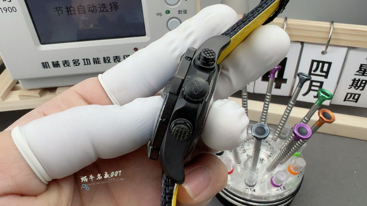 BLS百年灵复仇者系列复仇者计时码表 M Stand 联名限定款复刻腕表 / BL218