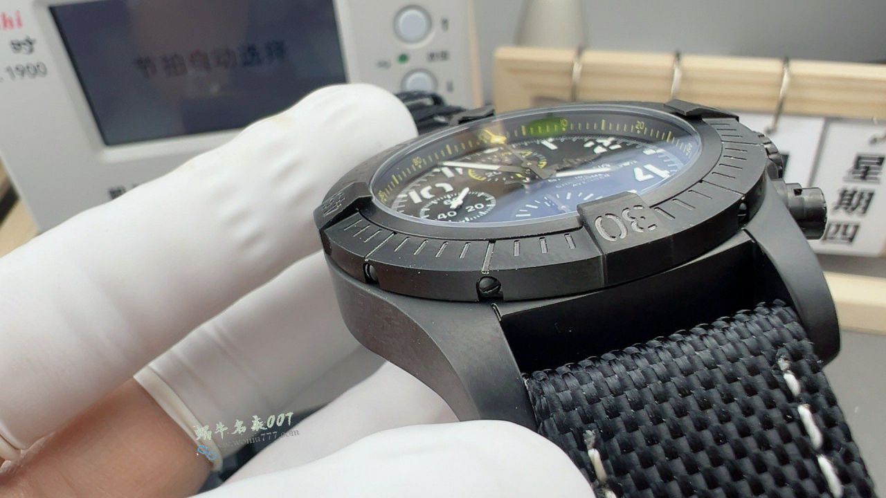 BLS百年灵复仇者系列复仇者计时码表 M Stand 联名限定款复刻腕表 / BL218