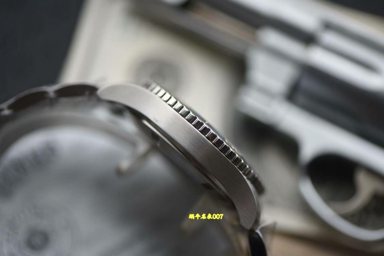 视频评测浪琴康卡斯复刻手表水鬼深绿色陶瓷表圈 / L187