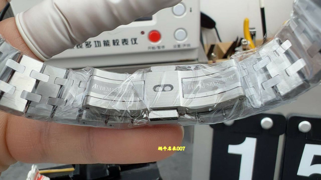 APS爱彼皇家橡树系列15451ST.ZZ.D011CR.01顶级复刻手表白面钢带腕表 / AP378