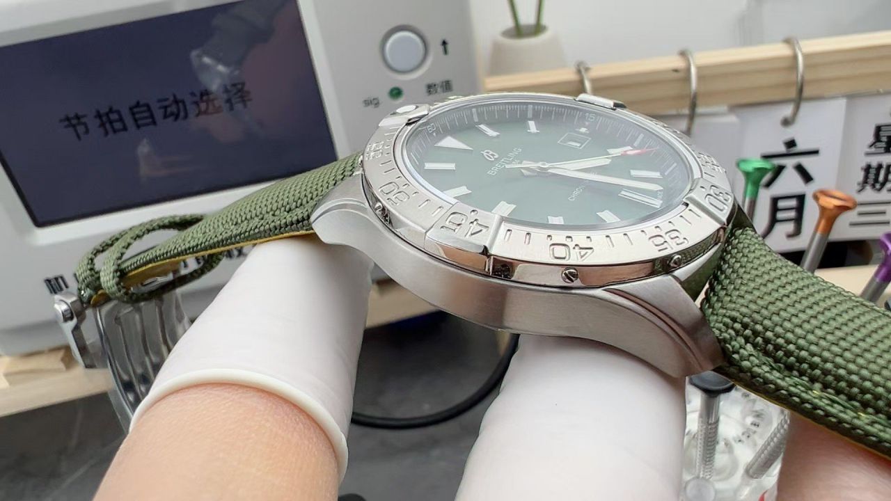 BLS百年灵复仇者系列A17328101L1X1腕表 /  