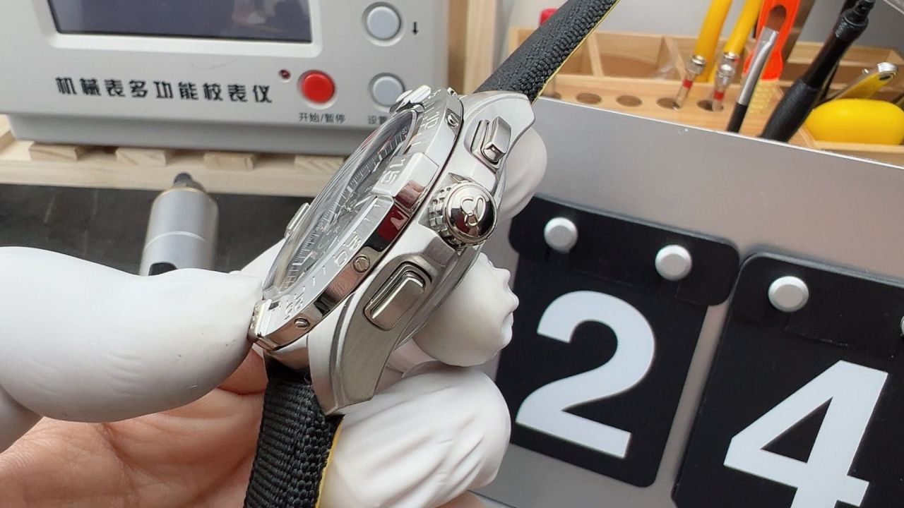 BLS百年灵复仇者系列AB01821A1B1X1腕表 /  