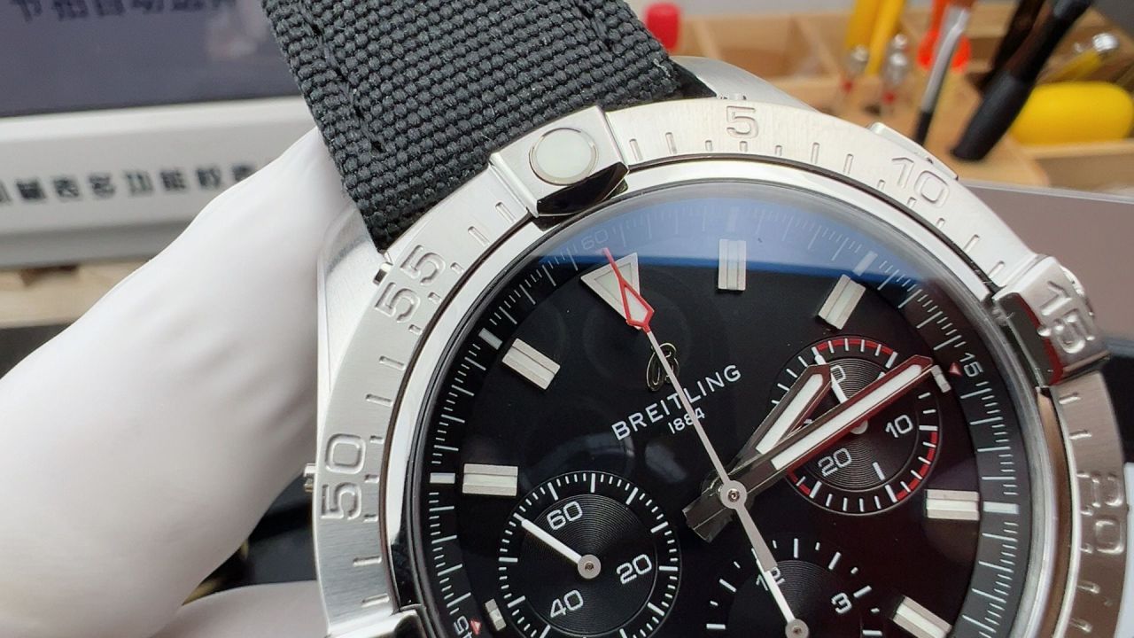 BLS百年灵复仇者系列AB01821A1B1X1腕表 /  