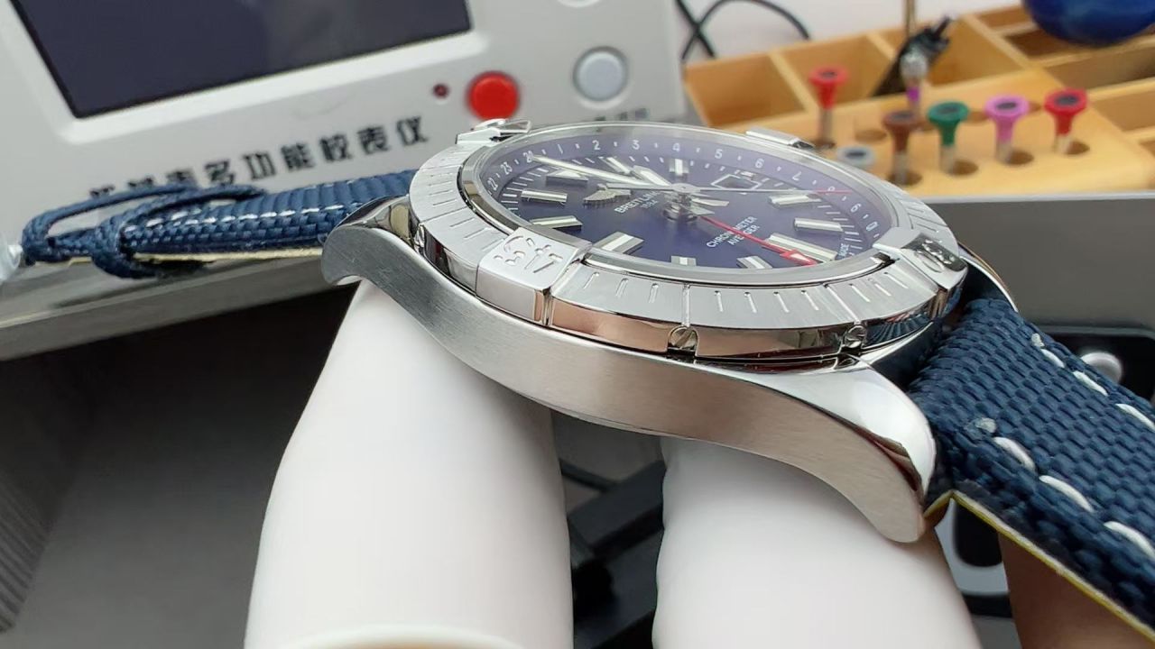 BLS百年灵复仇者系列A32395101C1X1腕表 /  