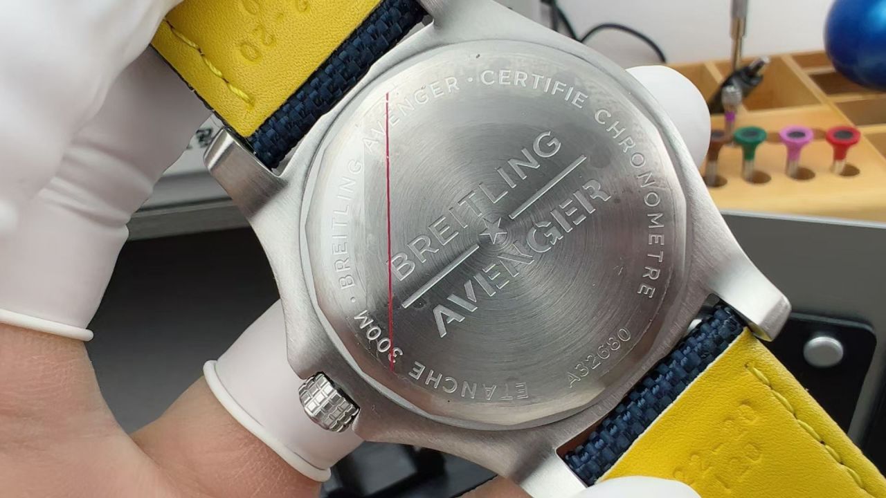 BLS百年灵复仇者系列A32395101C1X1腕表 /  