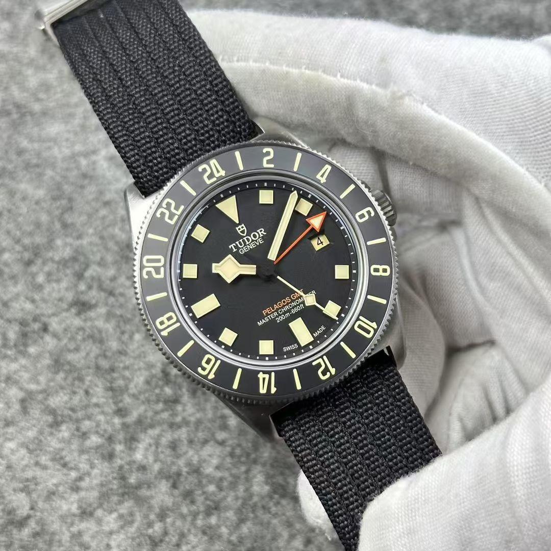 M+帝舵领潜型系列M2542G257NU-0002腕表 /  