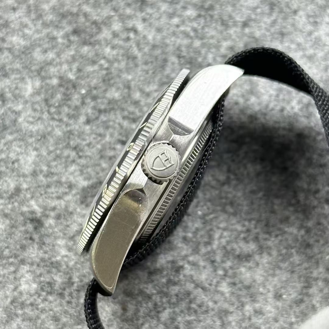 M+帝舵领潜型系列M2542G257NU-0002腕表 /  