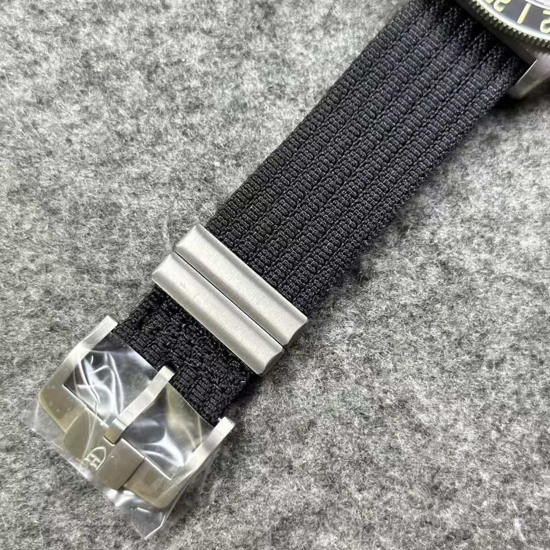 M+帝舵领潜型系列M2542G257NU-0002腕表 /  