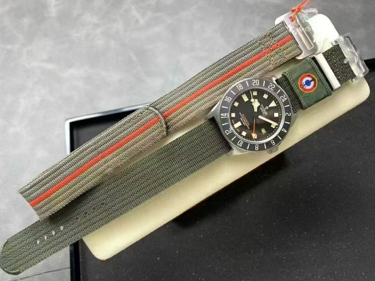 M+帝舵领潜型系列M2542G257NU-0002腕表 /  