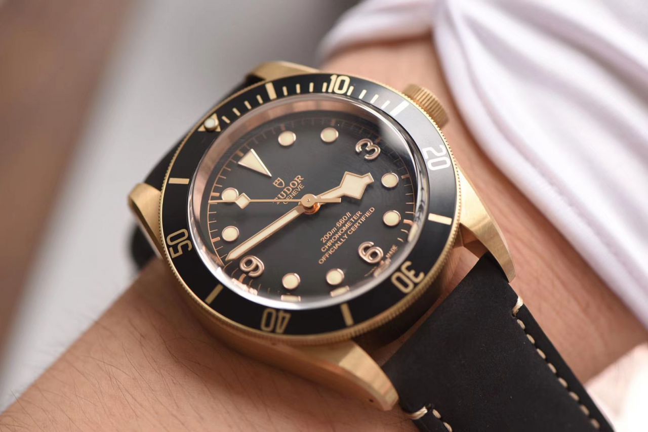 【视频评测什么是复刻手表价格】XF 新品首发贝克汉姆同款最新帝驼碧湾青铜型－小铜盾M79250BA-0001腕表 / FK03