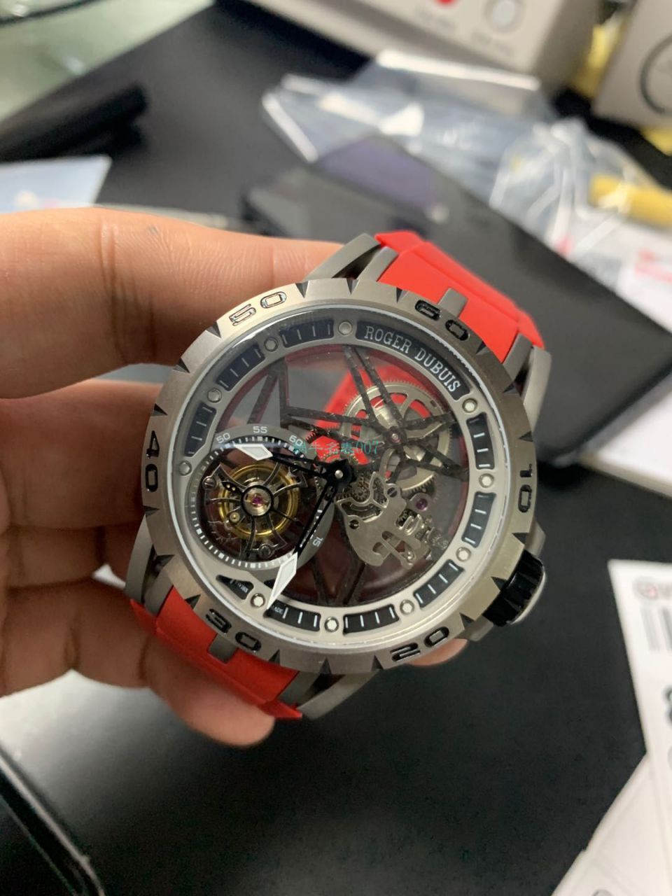 视频评测BBR厂官网顶级复刻陀飞轮罗杰杜彼Roger Dubuis王者高仿RDDBEX0479红面表带腕表 / LJ067