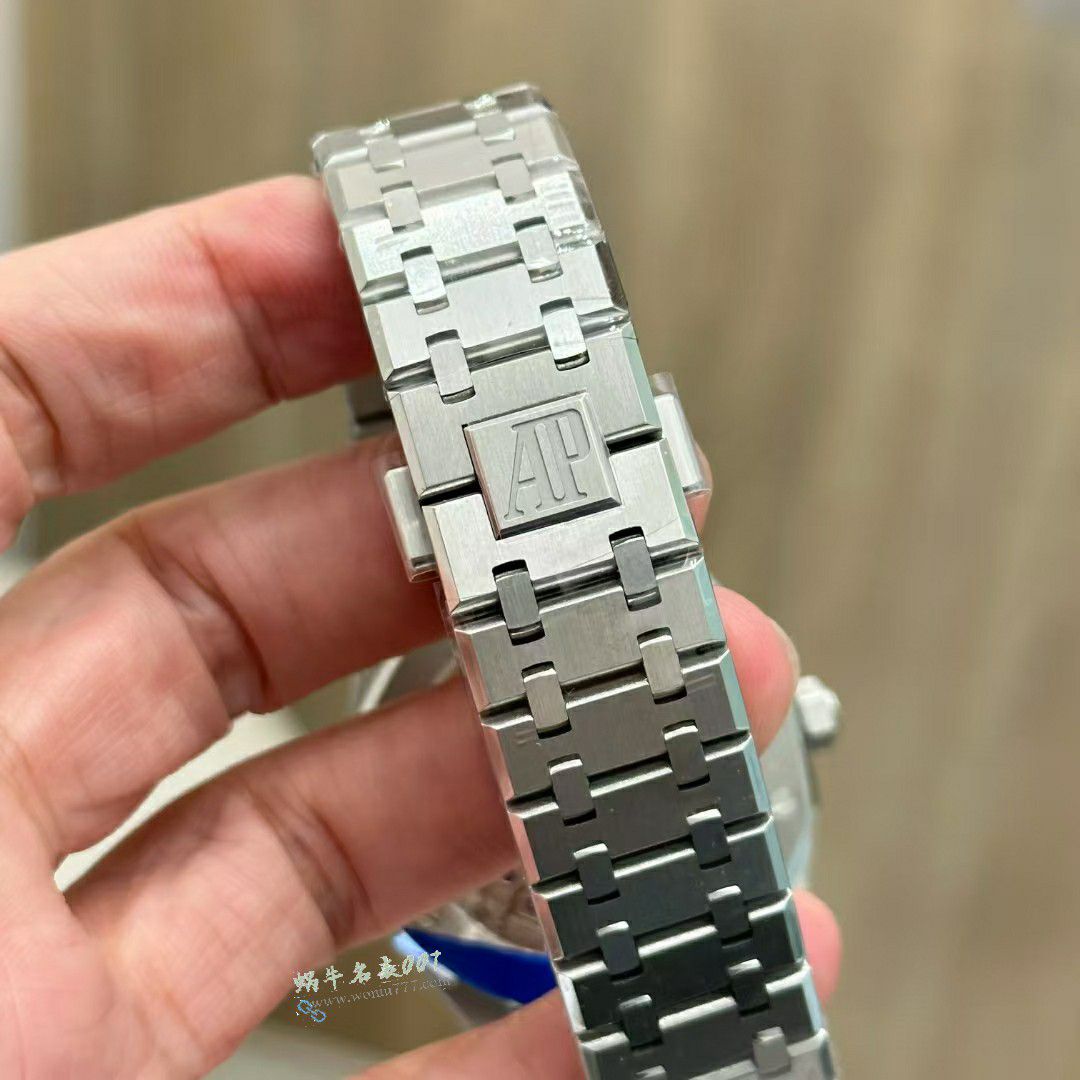 APS厂 爱彼Audemars Piguet联名kaws 的新品15500 / AP315