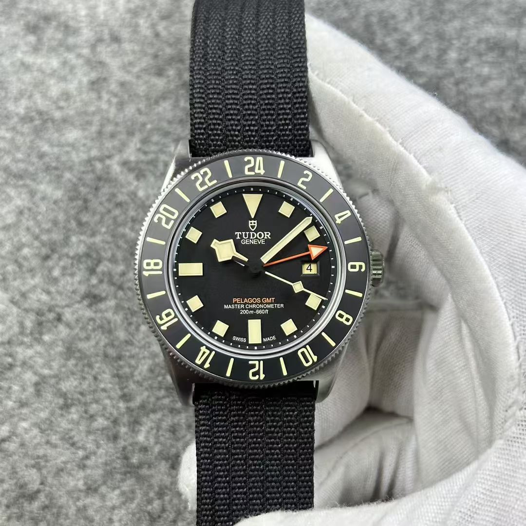 M+帝舵领潜型系列M2542G257NU-0002腕表 /  