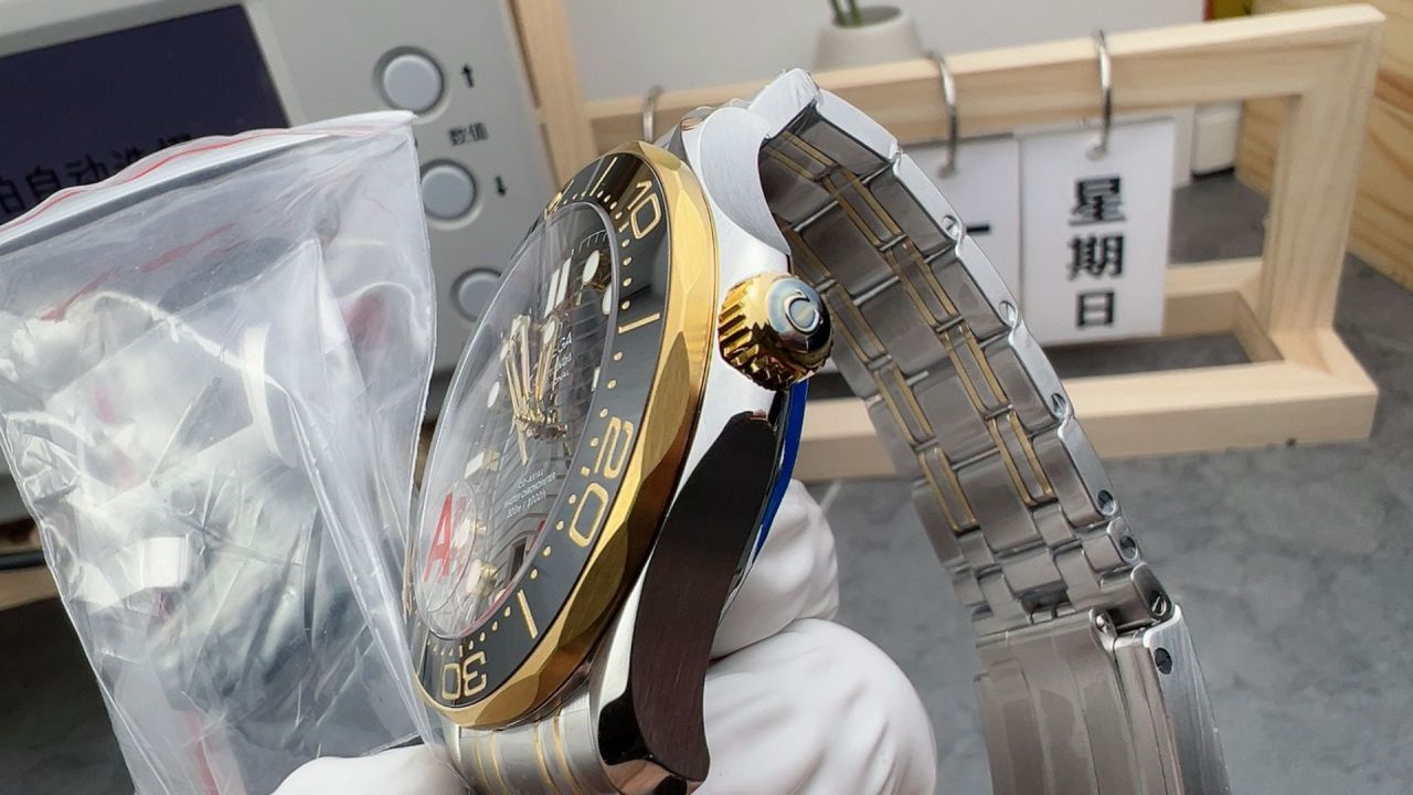 VS厂V4版欧米茄海马300米210.20.42.20.01.002，210.22.42.20.01.001腕表 /  