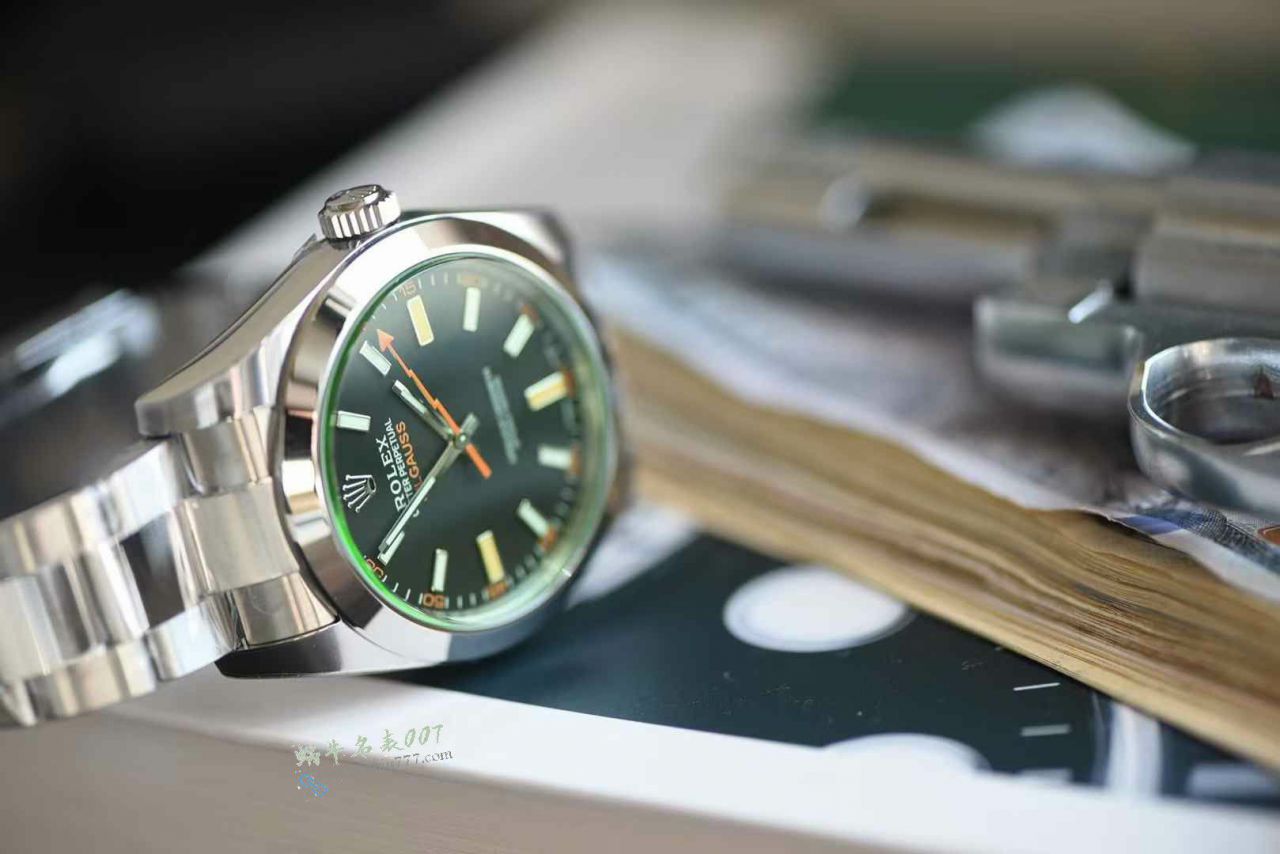 vs Rolex  Lightning Grid Magnetic Type  clone  green glass m116400gv-0001 Black dial  watches  / R952